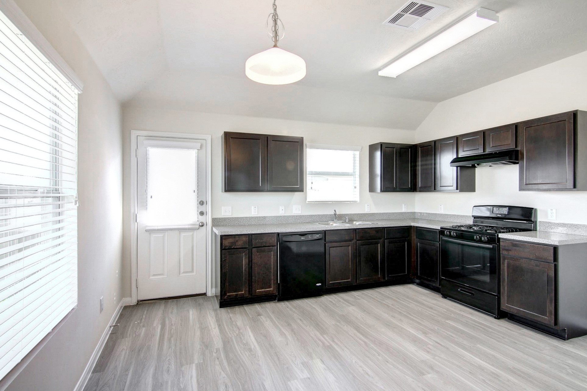 5409 Rio Ramos Street Rosharon, TX 77583 - Photo 3 of 14 Photos may be representative of the floor plan and not the exact home. Finishes, layout, and features of the actual property for lease may vary.