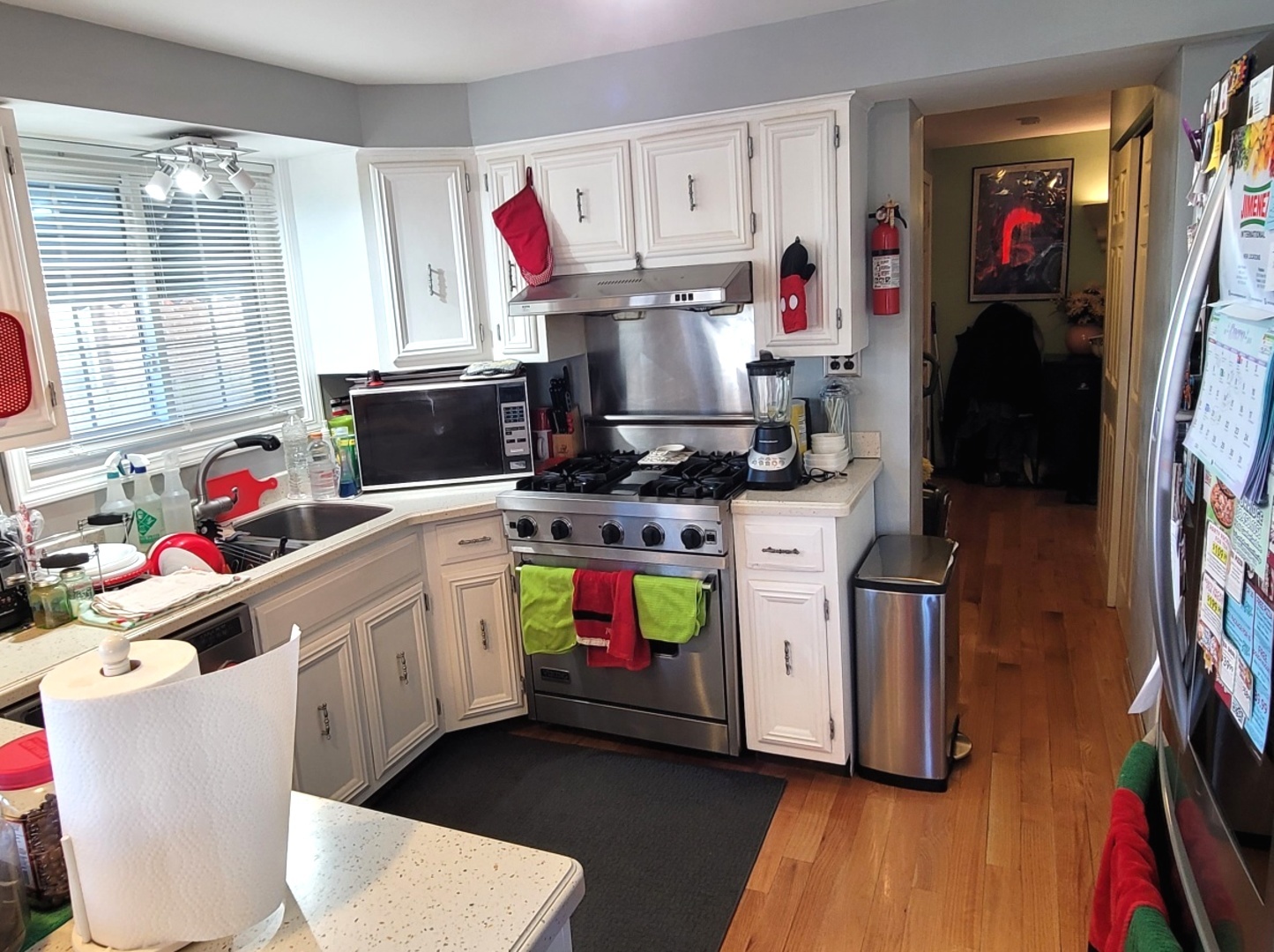 7432 West Gregory Street Chicago, IL 60656 - Photo 9 of 42 a room with furniture and a flat screen tv