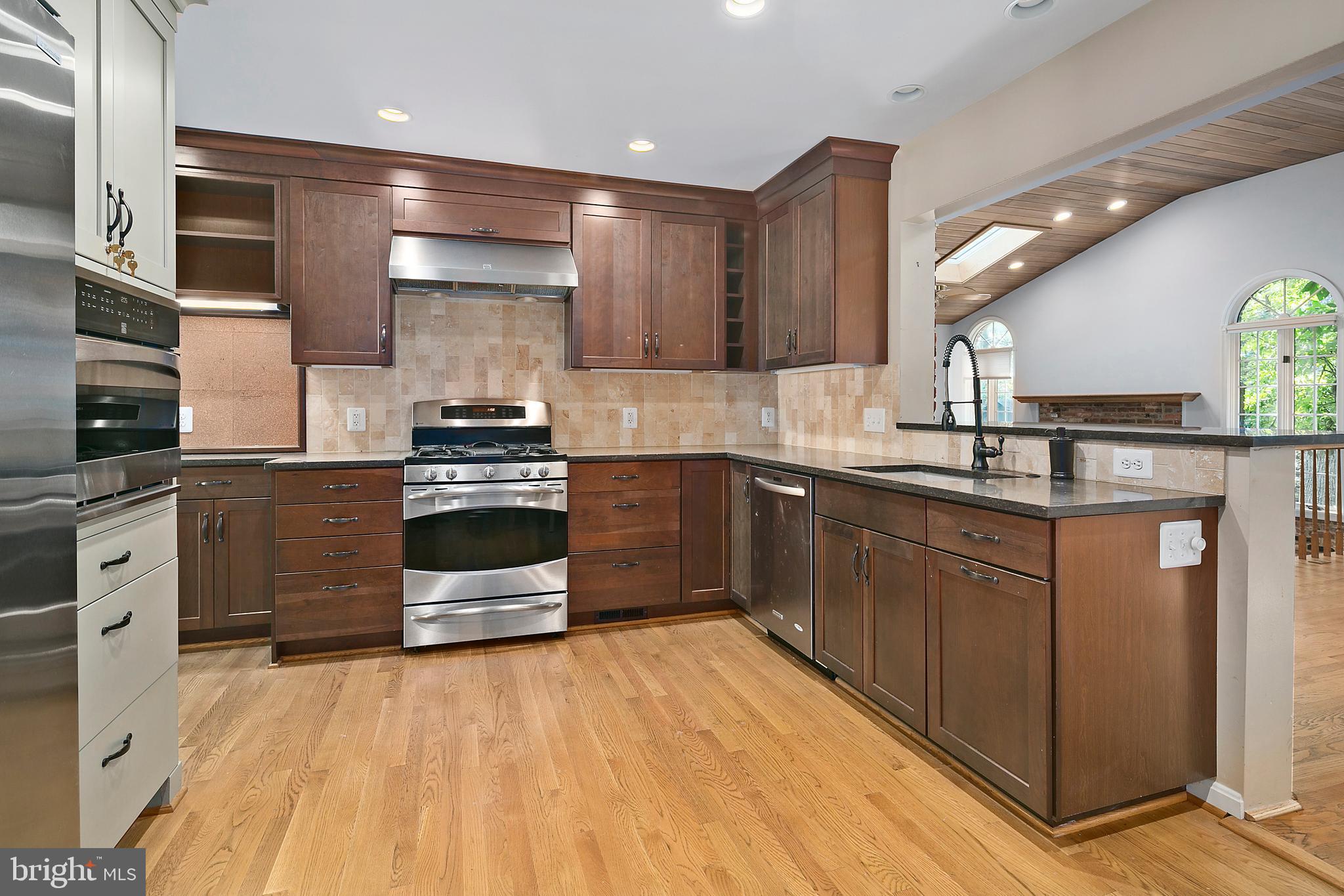 12018 Smoketree Road Potomac, MD 20854 - Photo 6 of 31 Gourmet Kitchen
