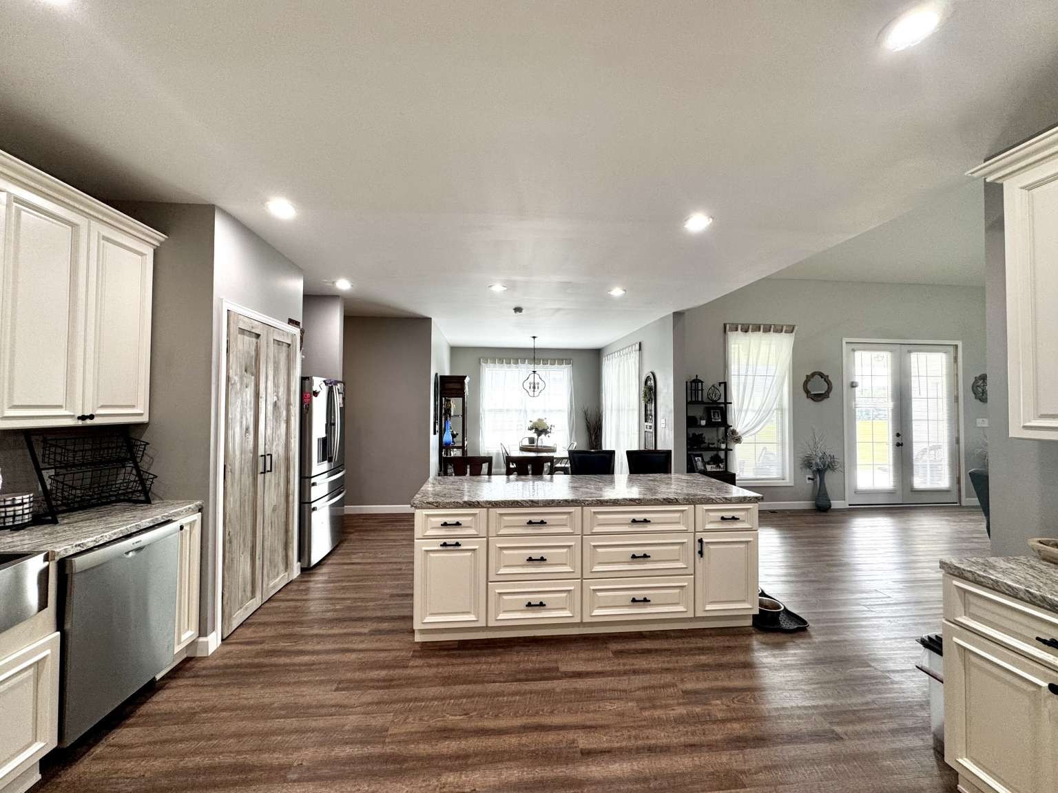 5056 Spencer Hale Road Morristown, TN 37813 - Photo 17 of 70 a kitchen with stainless steel appliances kitchen island granite countertop a stove and a refrigerator