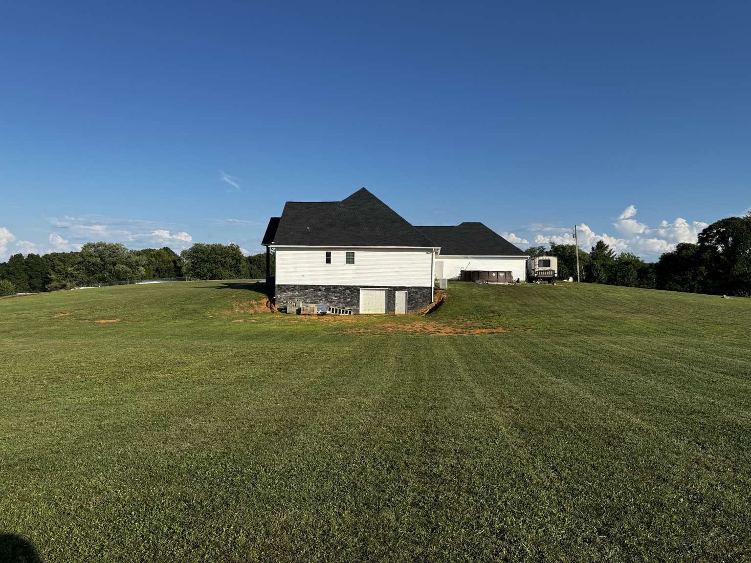 5056 Spencer Hale Road Morristown, TN 37813 - Photo 4 of 70 a front view of a house with a garden
