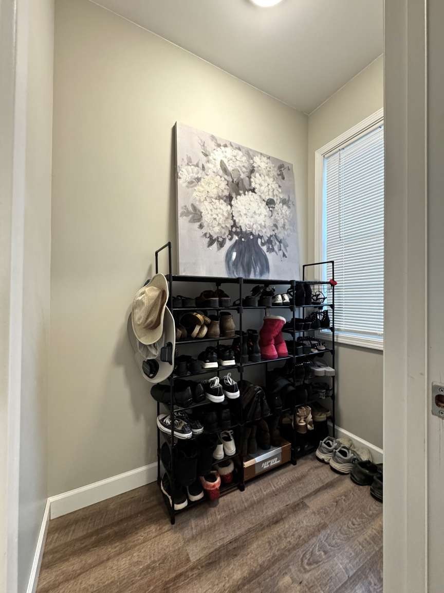 5056 Spencer Hale Road Morristown, TN 37813 - Photo 49 of 70 a room with lots of different colored cloths