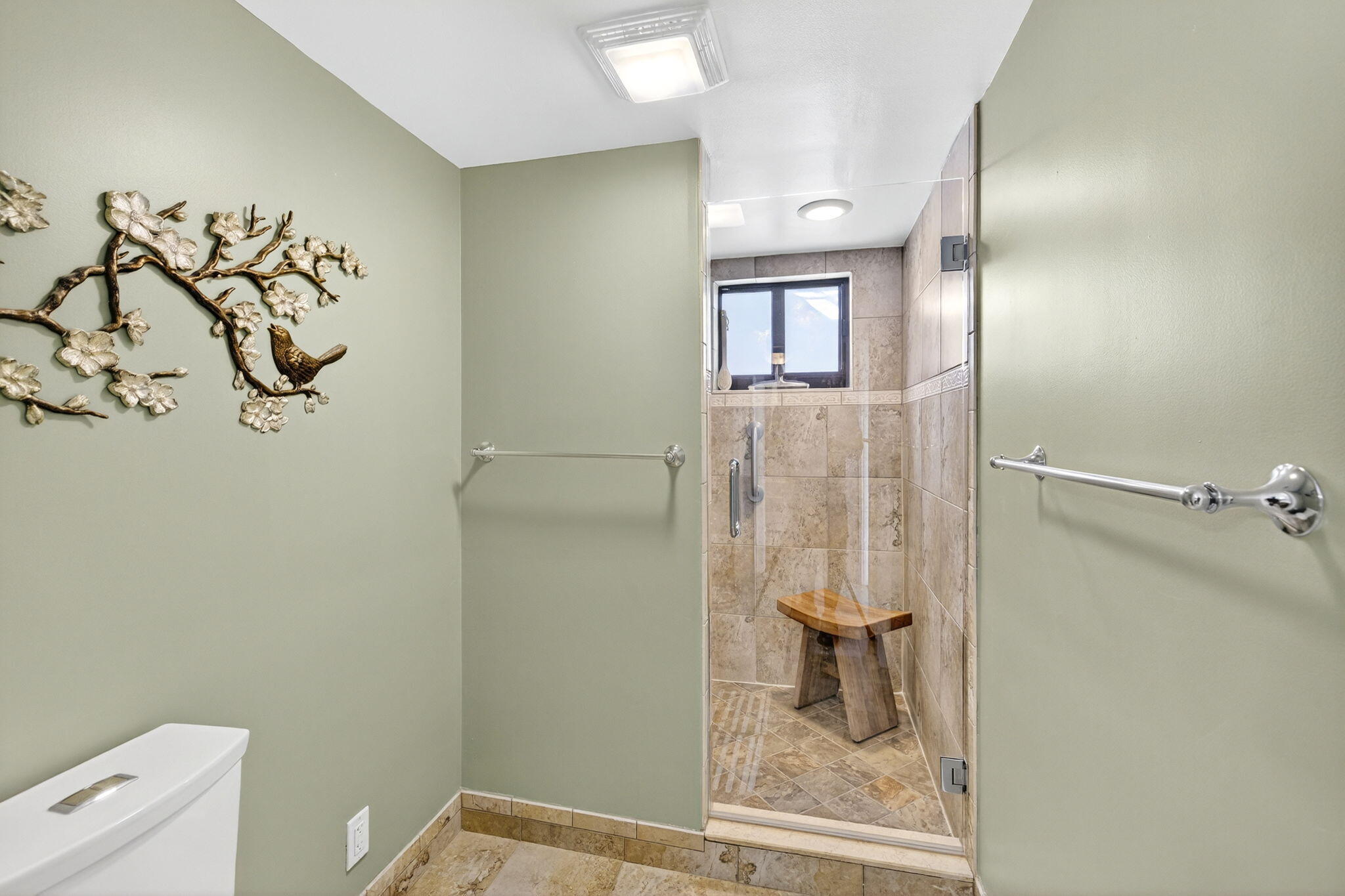 900 Northeast Spanish River Boulevard, Unit 2W Boca Raton, FL 33431 - Photo 18 of 47 Primary Bathroom