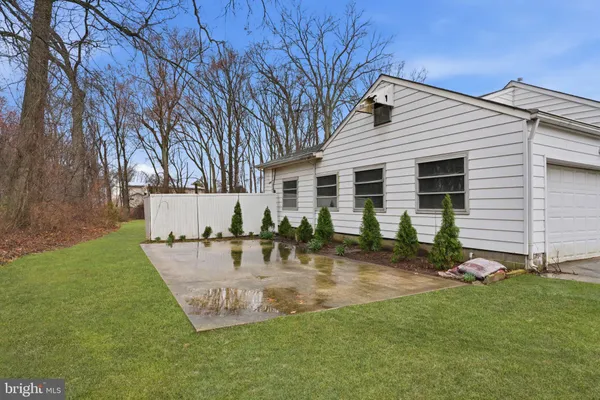 a view of a house with backyard