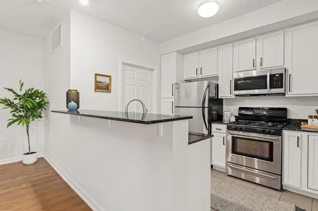 $275,000 | 2566 Ellis Avenue, Unit 103, St. Paul, MN 55114