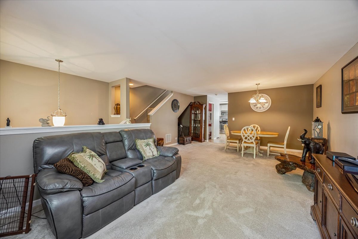 558 Lincoln Station Drive, Unit 558 Oswego, IL 60543 - Photo 2 of 18