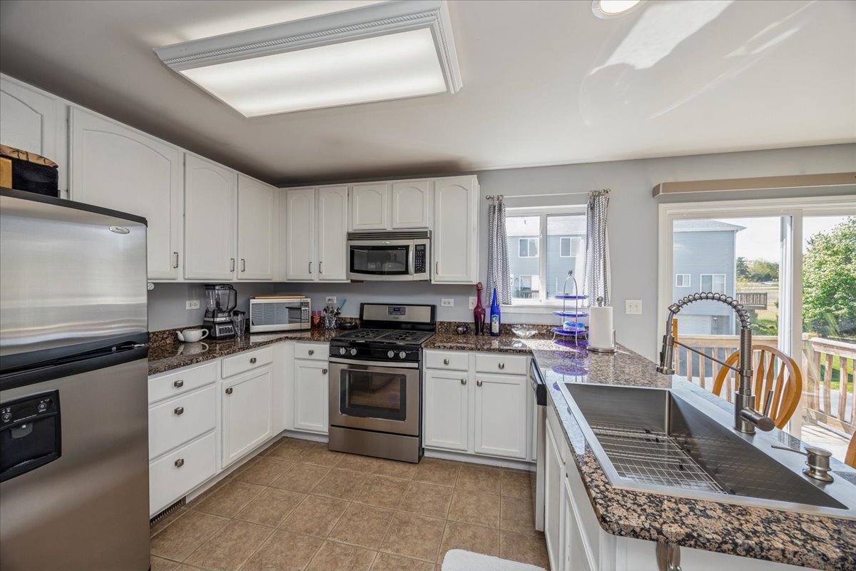 558 Lincoln Station Drive, Unit 558 Oswego, IL 60543 - Photo 5 of 18