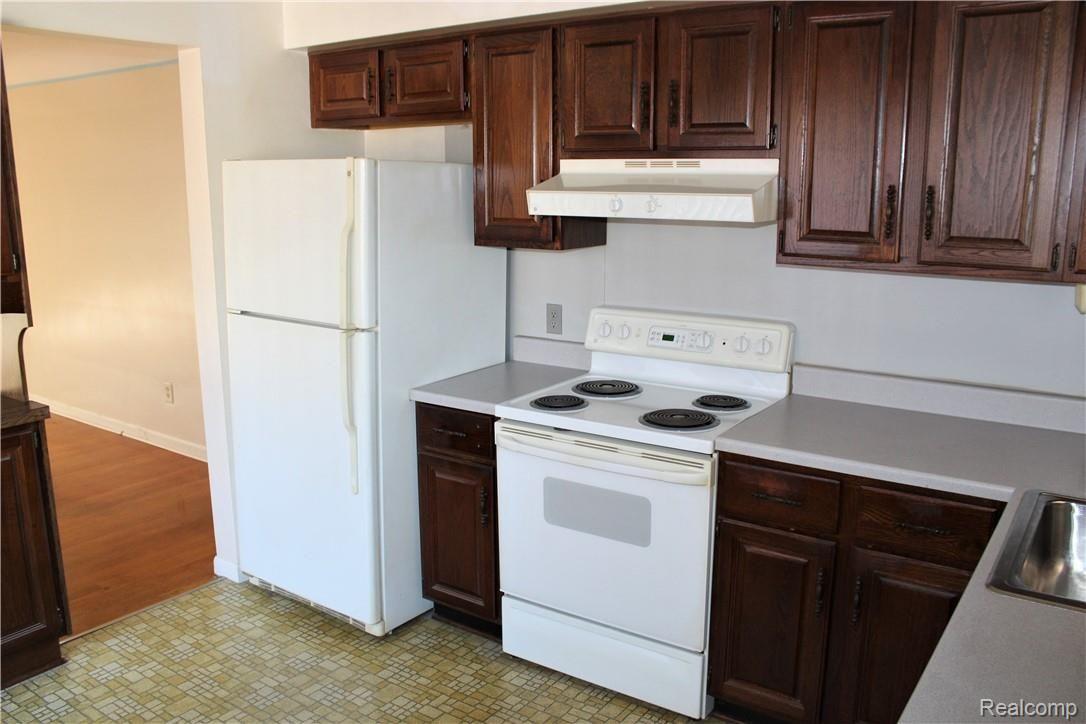 12936 Rosedale Street Southgate, MI 48195 - Photo 5 of 13 Kitchen with Appliances