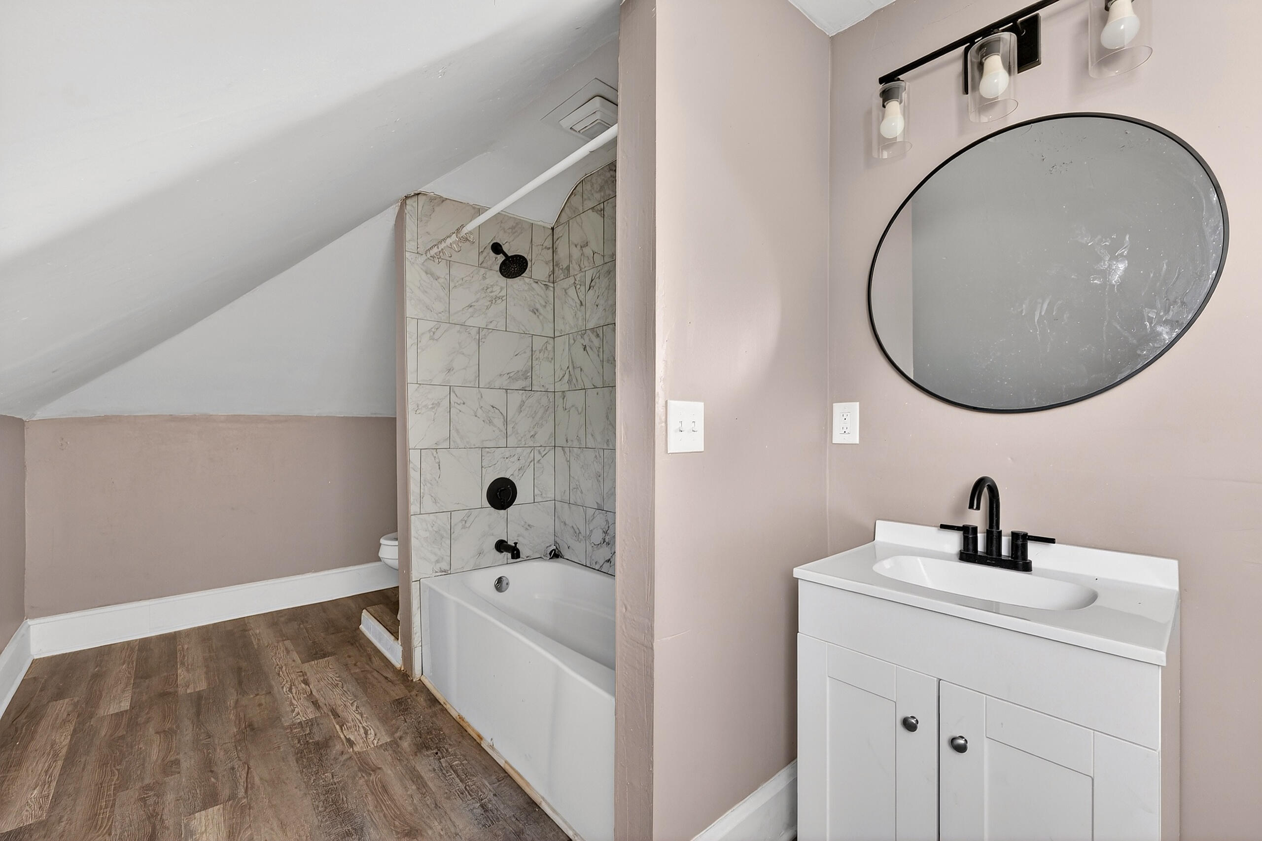 1611 North Wisconsin Street Racine, WI 53402 - Photo 22 of 31 shower over tub