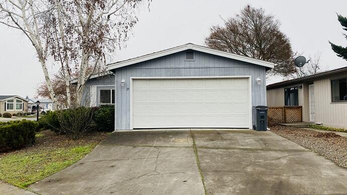 555 Freeman Road, Unit 25 Central Point, OR 97502 - Photo 3 of 33 431-415891 GARAGE EXTERIOR