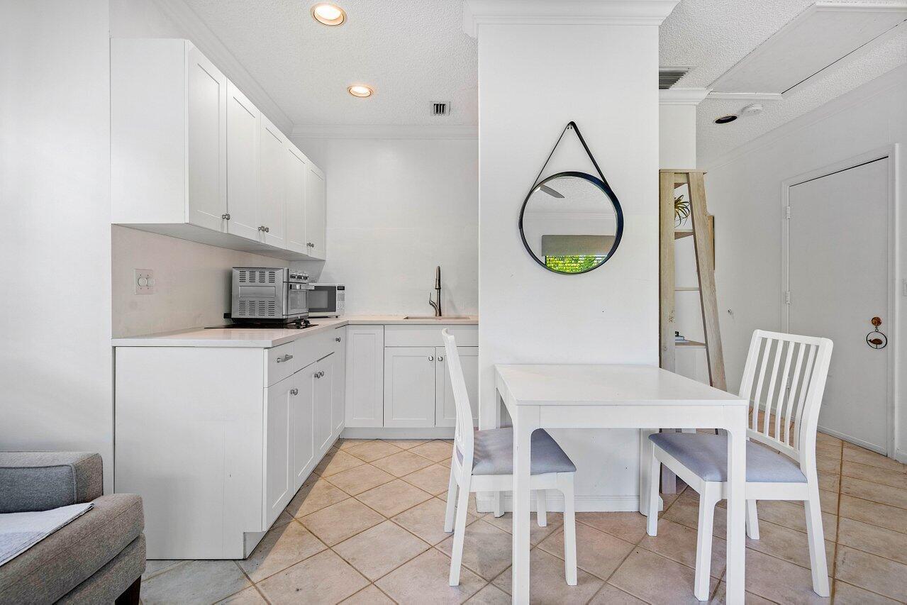 13334 Polo Club Road, Unit 327 Wellington, FL 33414 - Photo 3 of 43 Kitchen and dining area