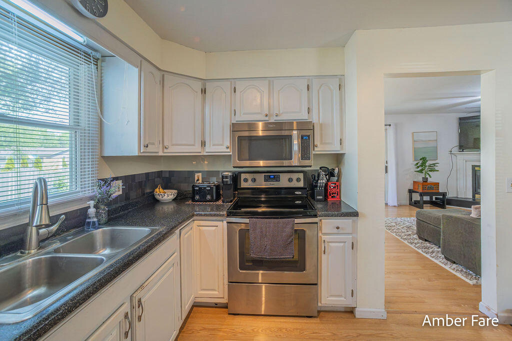 1508 Hendrick Road Muskegon, MI 49441 - Photo 6 of 42 Kitchen
