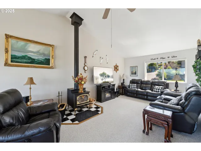 $750,000 | 805 Lisa Place, Coos Bay, OR 97420