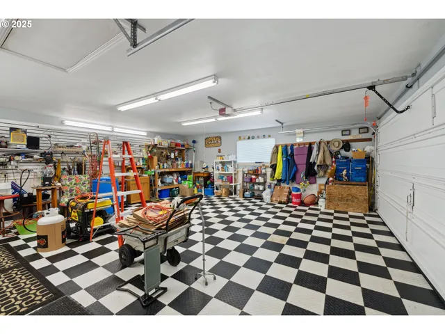 $750,000 | 805 Lisa Place, Coos Bay, OR 97420