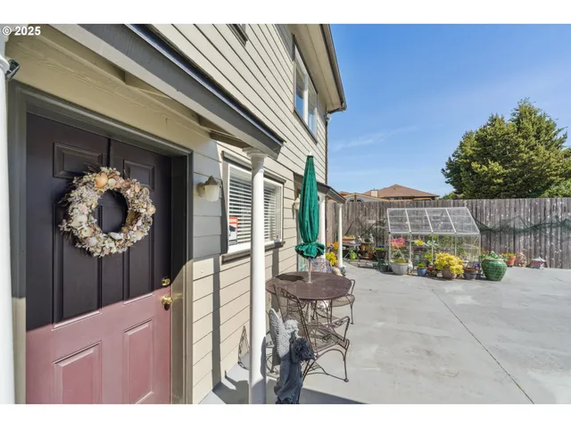 $750,000 | 805 Lisa Place, Coos Bay, OR 97420