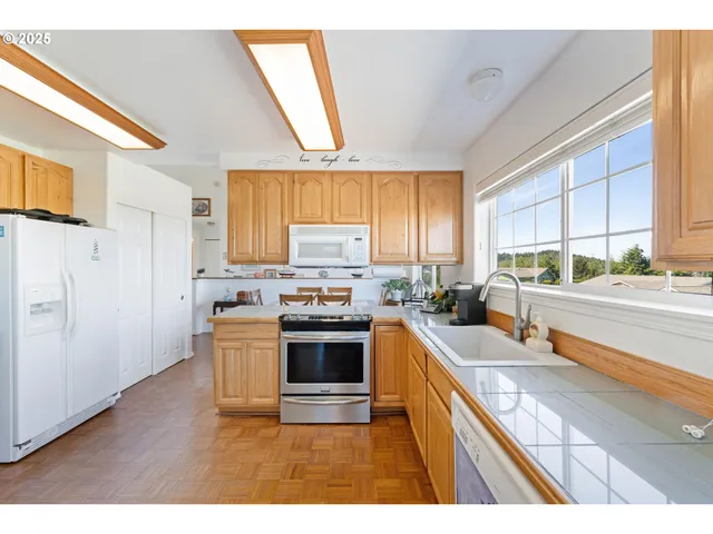 $750,000 | 805 Lisa Place, Coos Bay, OR 97420