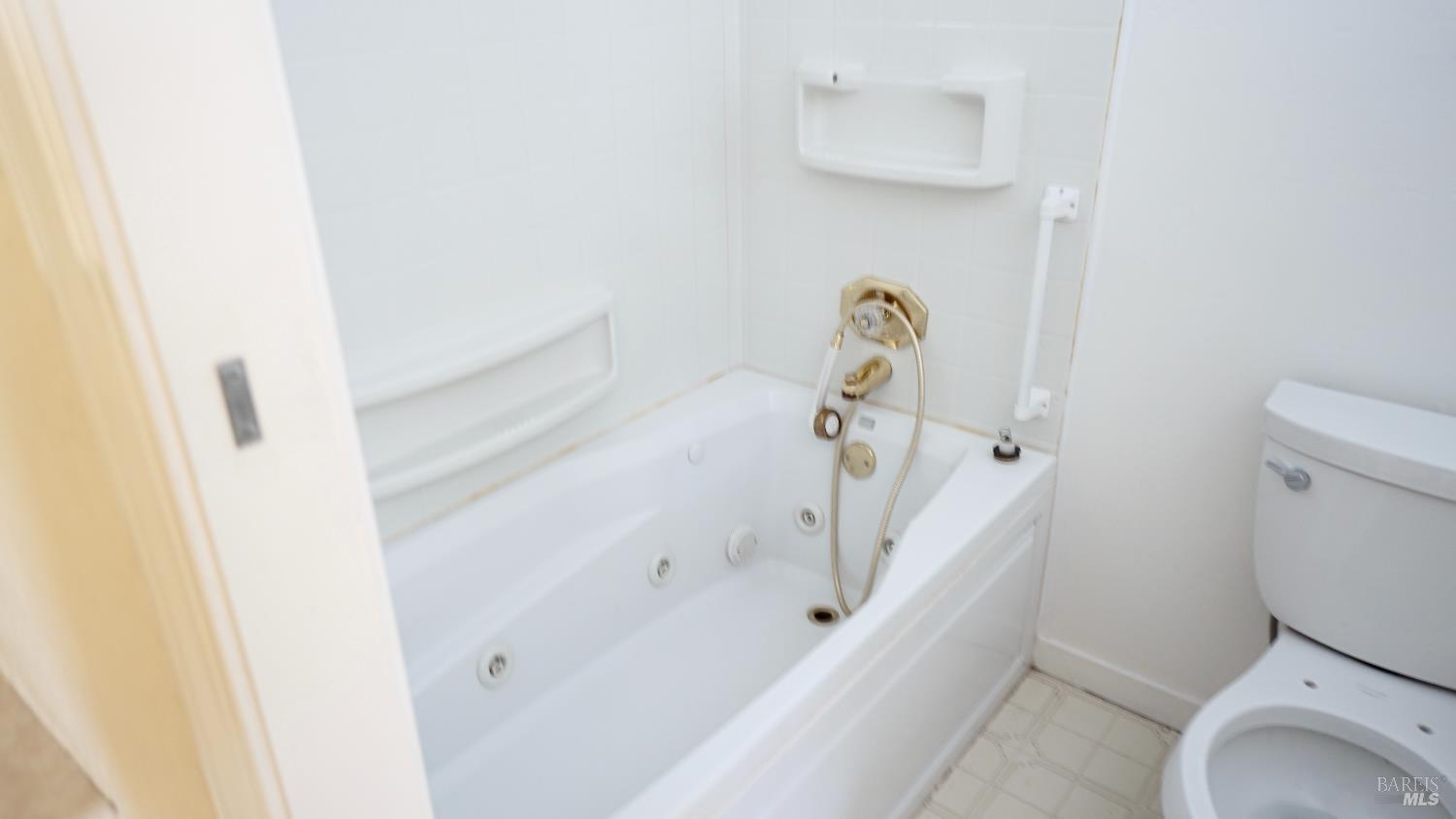 2412 Foothill Boulevard, Unit 63 Calistoga, CA 94515 - Photo 19 of 28 Main bath