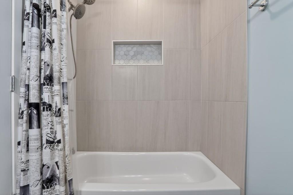 6900 Roswell Road, Unit L7 Atlanta, GA 30328 - Photo 20 of 25 a bathroom with a bathtub