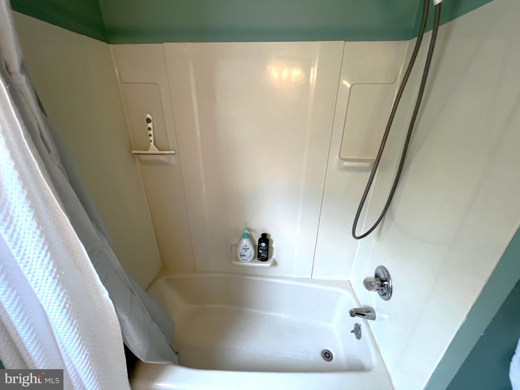 28 Sun Valley Road Hamilton, NJ 08690 - Photo 13 of 16 Tub