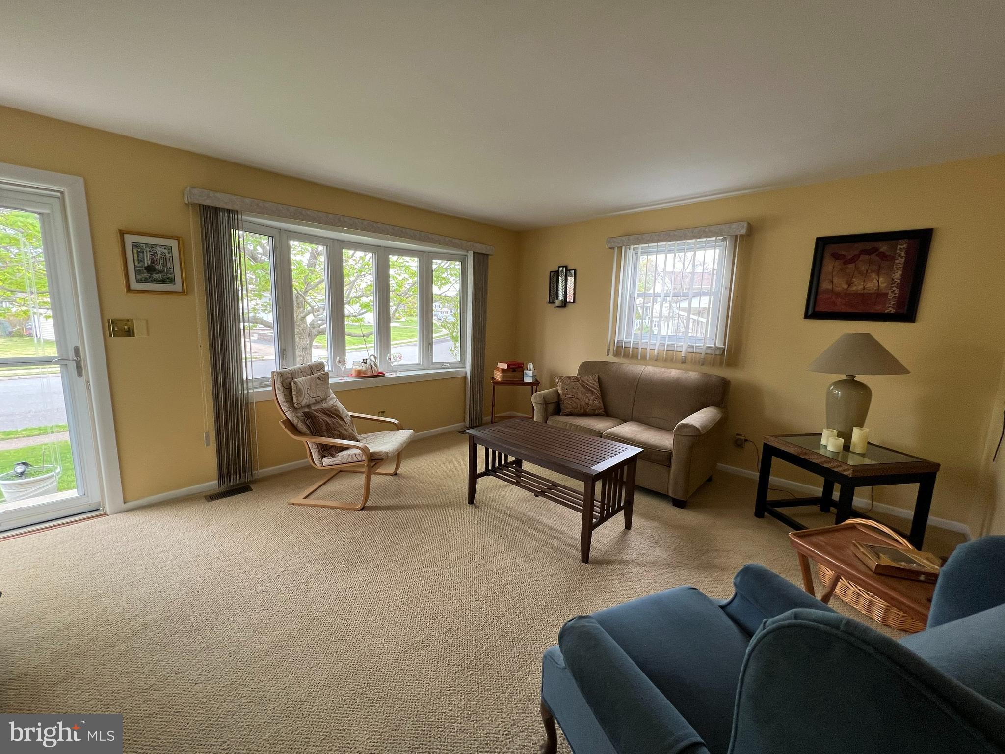 28 Sun Valley Road Hamilton, NJ 08690 - Photo 4 of 16 Living Room