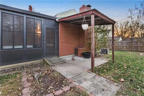 $325,000 | 416 East 81st Street, Kansas City, MO 64131