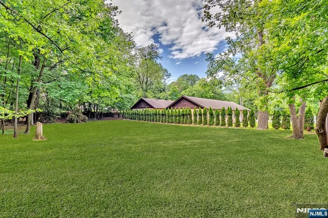 $900,000 | 77 Myrtle Avenue, Allendale, NJ 07401