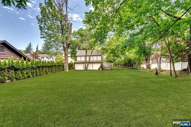 $900,000 | 77 Myrtle Avenue, Allendale, NJ 07401