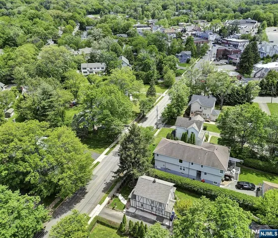 $900,000 | 77 Myrtle Avenue, Allendale, NJ 07401