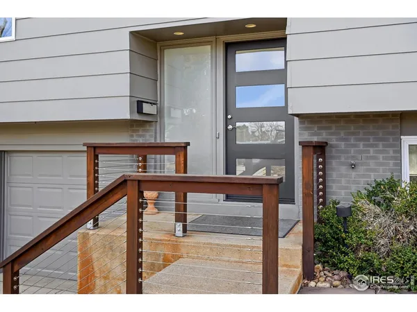 a view of entryway with a front door