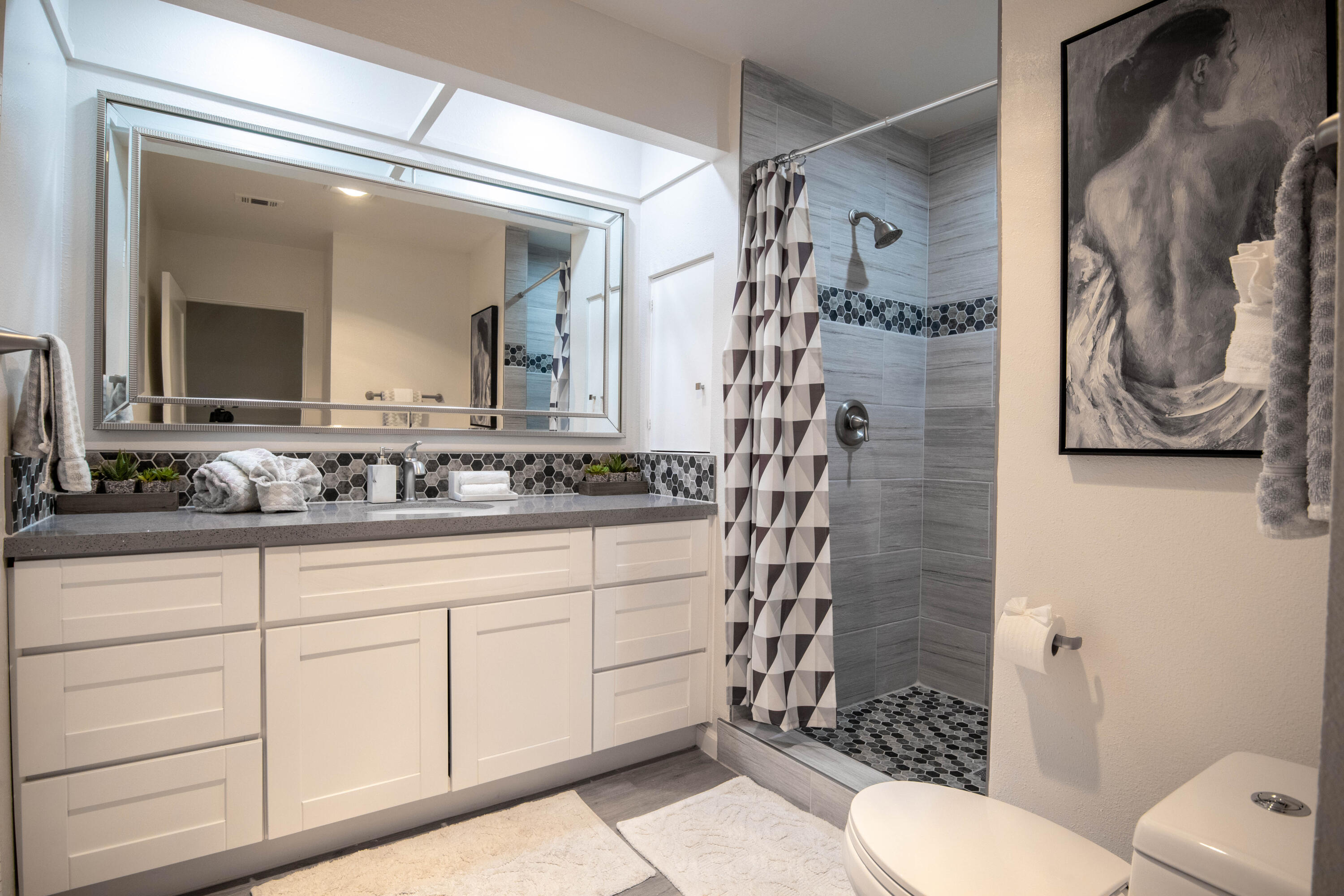 46560 Arapahoe Circle, Unit B Indian Wells, CA 92210 - Photo 14 of 17 a bathroom with a sink a toilet and shower