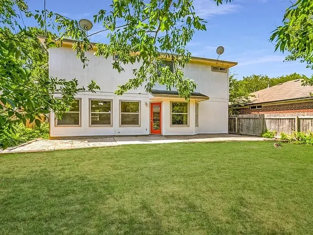 a view of a house with a backyard