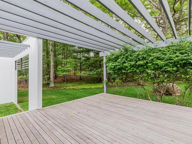 a view of a house with backyard