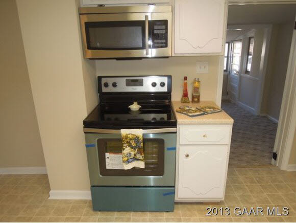 428 Beech Grove Road Roseland, VA 22967 - Photo 4 of 18 a kitchen with a stove and a microwave