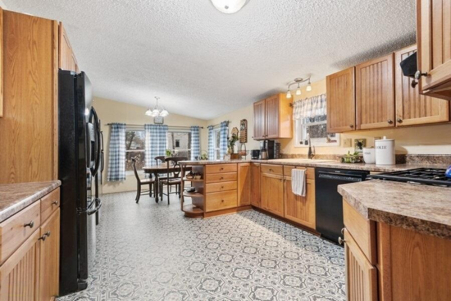 10260 Baldwin Road Bridgman, MI 49106 - Photo 4 of 14 04_10260Baldwinrd_92001_KitchenDining_Lo