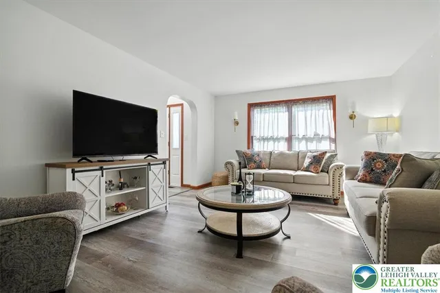 $475,000 | 190 Sandlewood Drive, East Stroudsburg, PA 18301