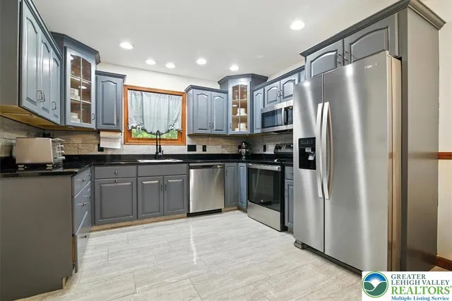 $475,000 | 190 Sandlewood Drive, East Stroudsburg, PA 18301