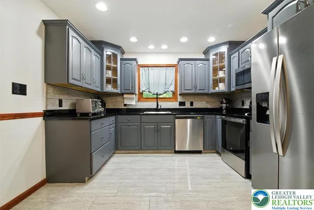 $475,000 | 190 Sandlewood Drive, East Stroudsburg, PA 18301