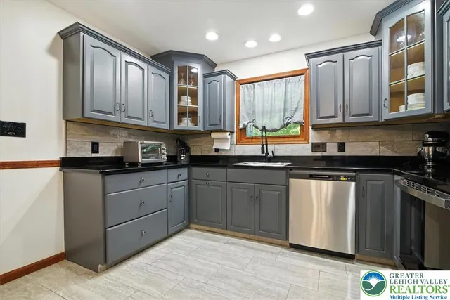 $475,000 | 190 Sandlewood Drive, East Stroudsburg, PA 18301