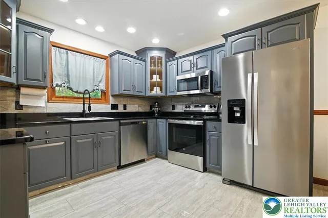 $475,000 | 190 Sandlewood Drive, East Stroudsburg, PA 18301