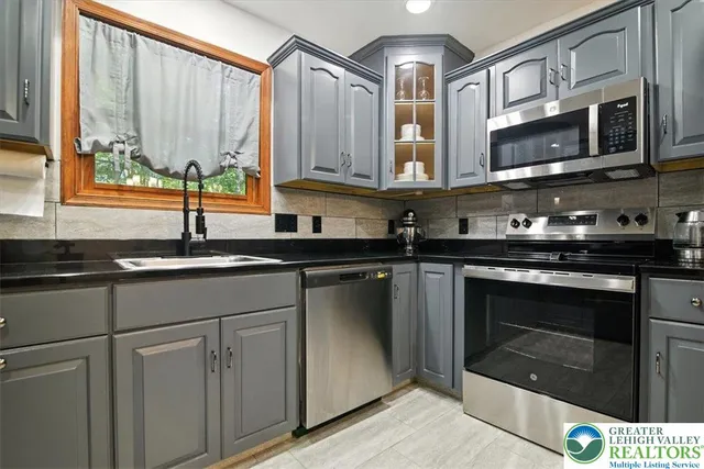 $475,000 | 190 Sandlewood Drive, East Stroudsburg, PA 18301