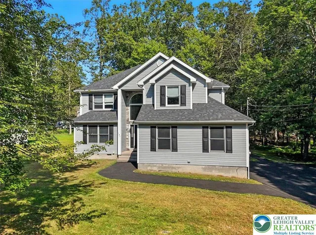 $475,000 | 190 Sandlewood Drive, East Stroudsburg, PA 18301