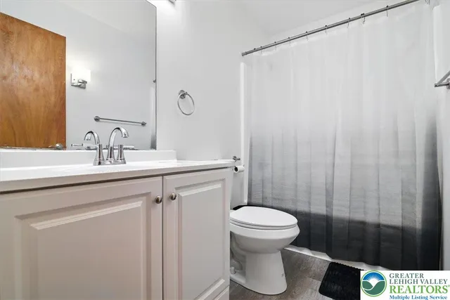 $475,000 | 190 Sandlewood Drive, East Stroudsburg, PA 18301