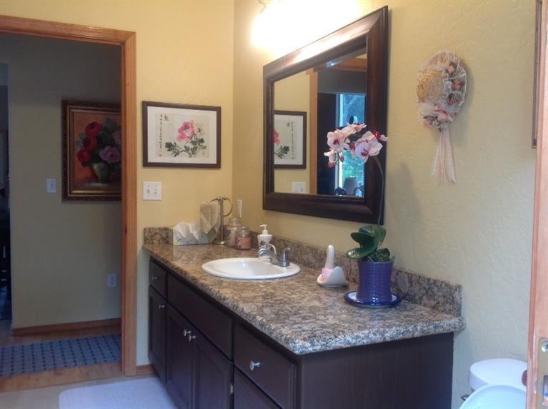 185 Verde Lane Merlin, OR 97532 - Photo 28 of 33 Guest Bath with granite counter top