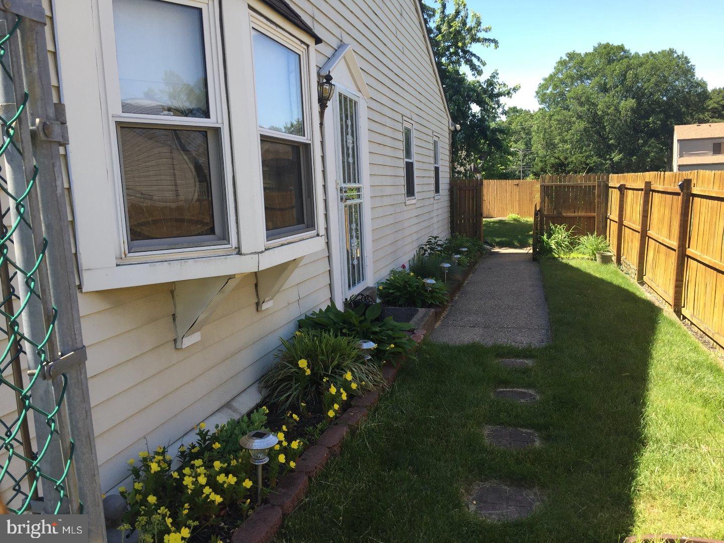 71 Colonial Square Place Lindenwold, NJ 08021 - Photo 2 of 6 Front Yard