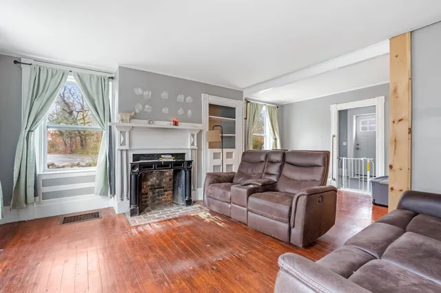 $329,990 | 237 2nd New Hampshire Turnpike, Hillsborough, NH 03244