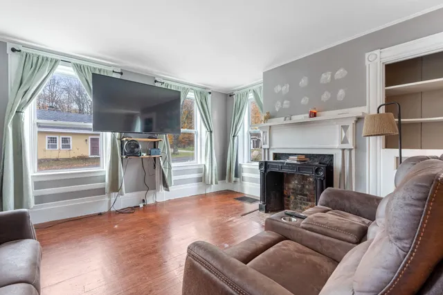 $329,990 | 237 2nd New Hampshire Turnpike, Hillsborough, NH 03244