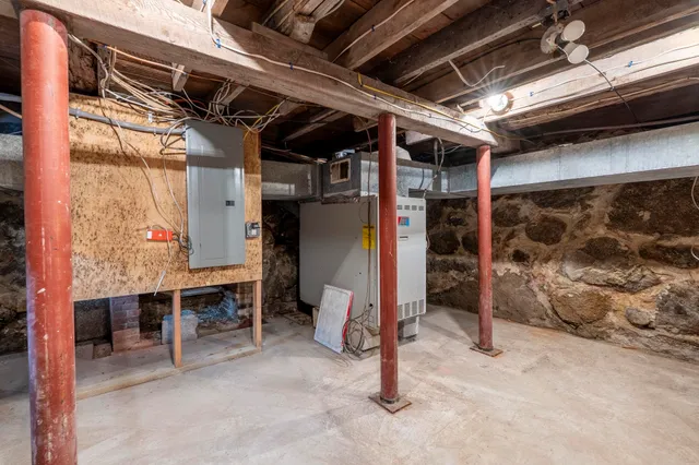 $329,990 | 237 2nd New Hampshire Turnpike, Hillsborough, NH 03244