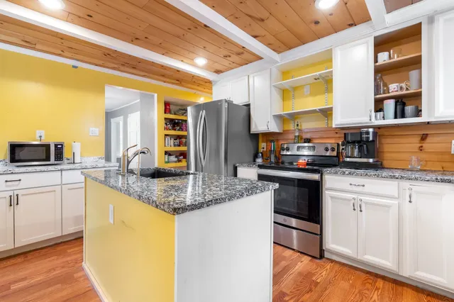 $329,990 | 237 2nd New Hampshire Turnpike, Hillsborough, NH 03244