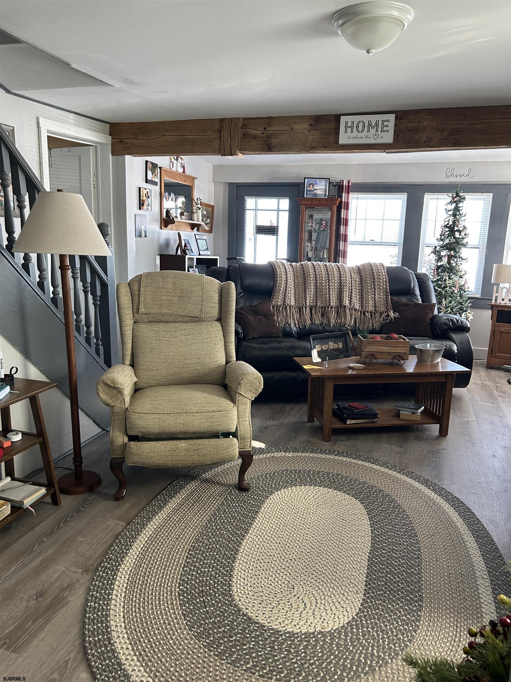 390 Jones Island Road Cedarville, NJ 08311 - Photo 19 of 41 a living room with furniture and a potted plant