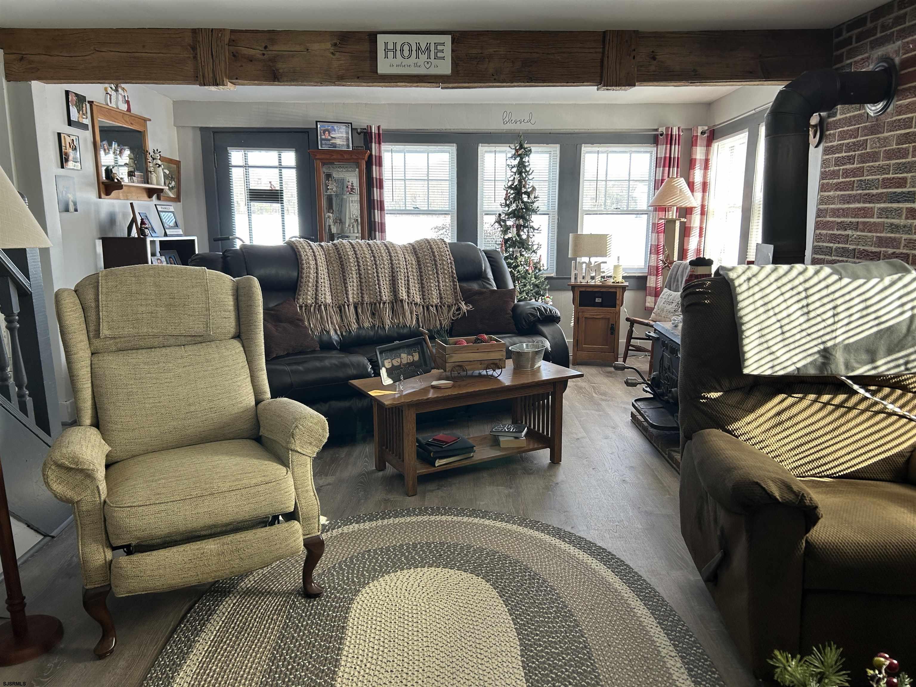 390 Jones Island Road Cedarville, NJ 08311 - Photo 20 of 41 a living room with furniture and a large window